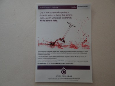 1 in 4 Frauen wird in ihrem Leben Opfer hauslicher Gewalt. JWA Poster an der Wand einer Toilette