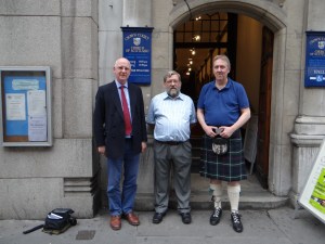 Mitglieder der Schottischen Crown Court Kirche, London.  Rechts Pfarrer Majcher, Links Alex Ritchie (Mitte Unbekanntes Gemeindemitglied) (c) Daniel Zylbersztajn