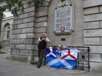 Ein Ire fuer Schottland.   Ruairi O'Conchuir vor der Gedenktafel des schottischen Nationalhelden William Wallace in London. (c) Daniel Zylbersztajn 
