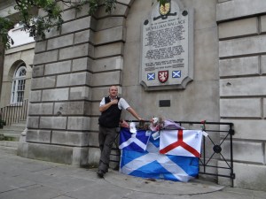 Ein Ire fuer Schottland.   Ruairi O'Conchuir vor der Gedenktafel des schottischen Nationalhelden William Wallace in London. (c) Daniel Zylbersztajn 