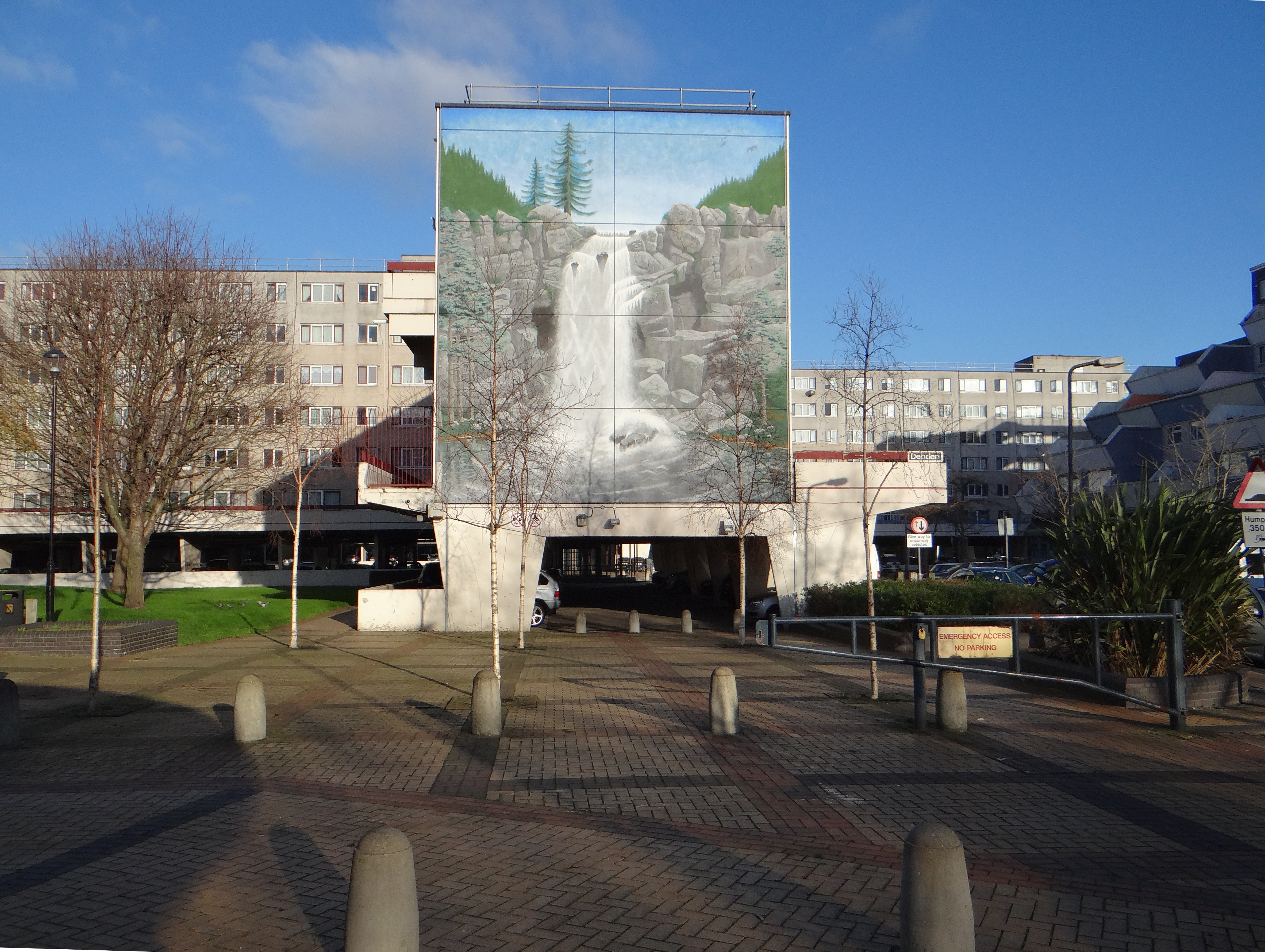 Oase Sozialwohnsiedlung. Mit Farbtoepfen brachte man hier orientierungslose Jugendliche zur Verantwortung.  Broadwater Farm 5