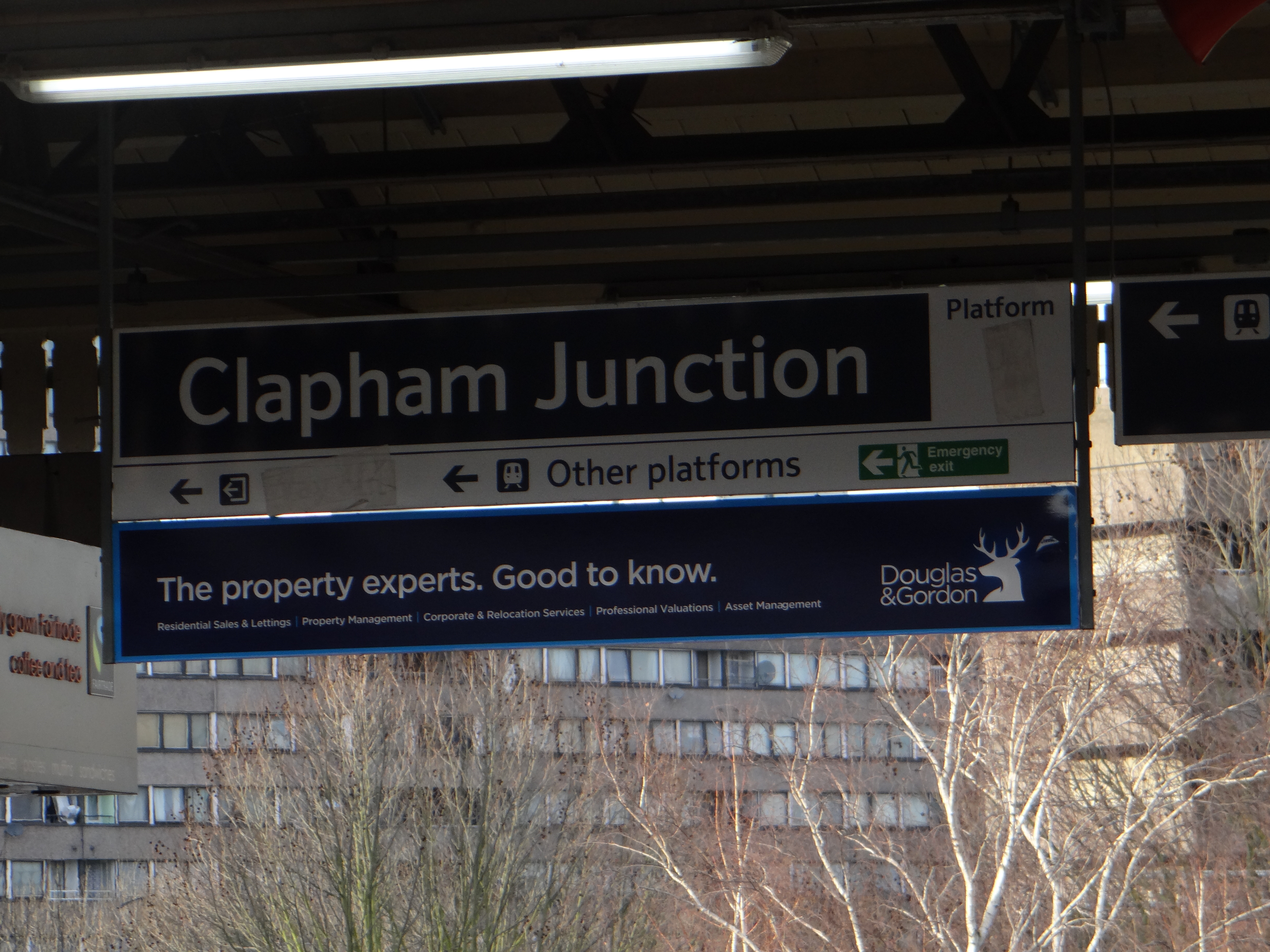 Winstanley Estate 5 Orofitraechtig, Schon jetzt macht ein Markler an der Haltestelle Werbung