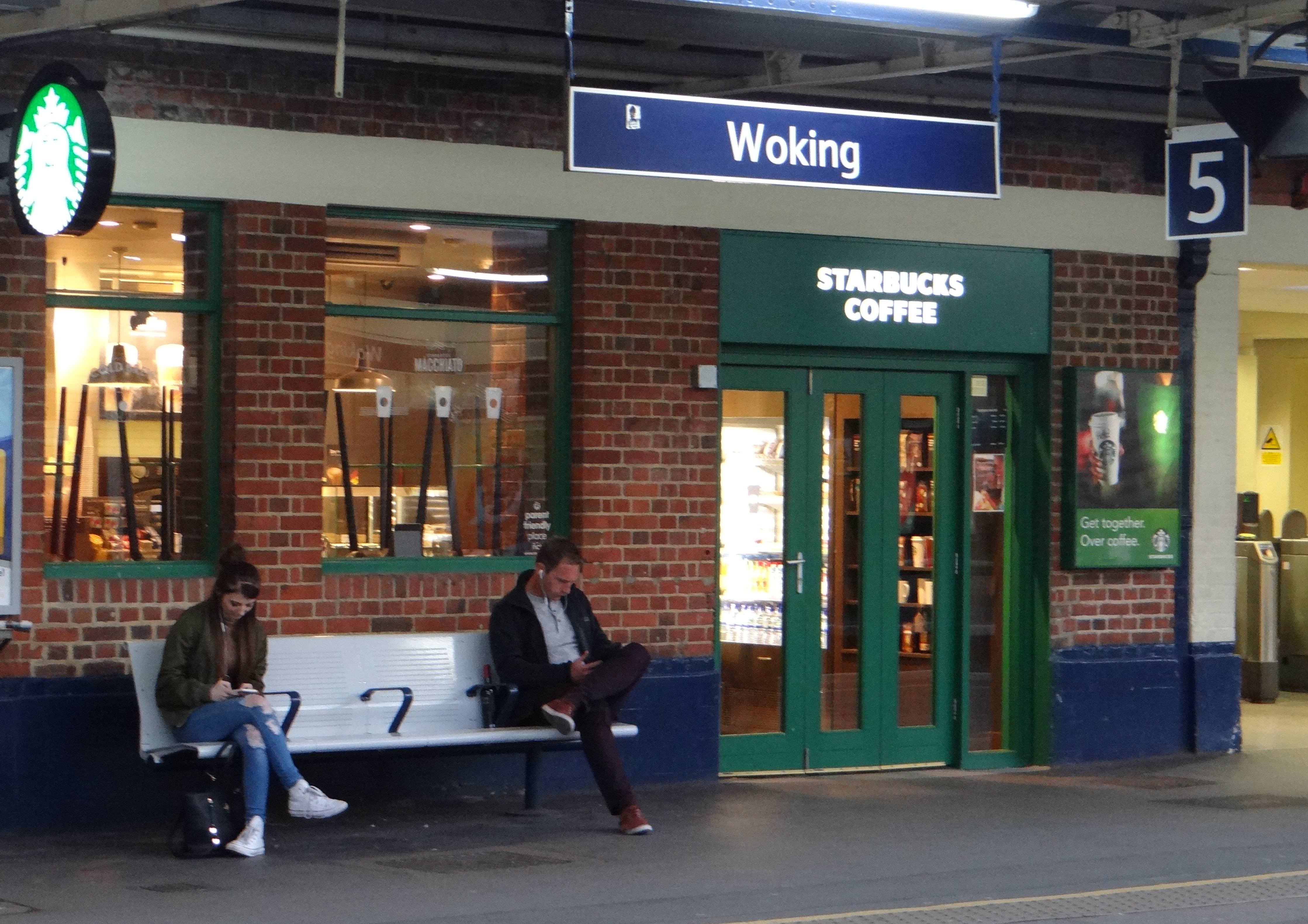 Selbst das Bahnhofscafe ist ein Starbucks in Woking