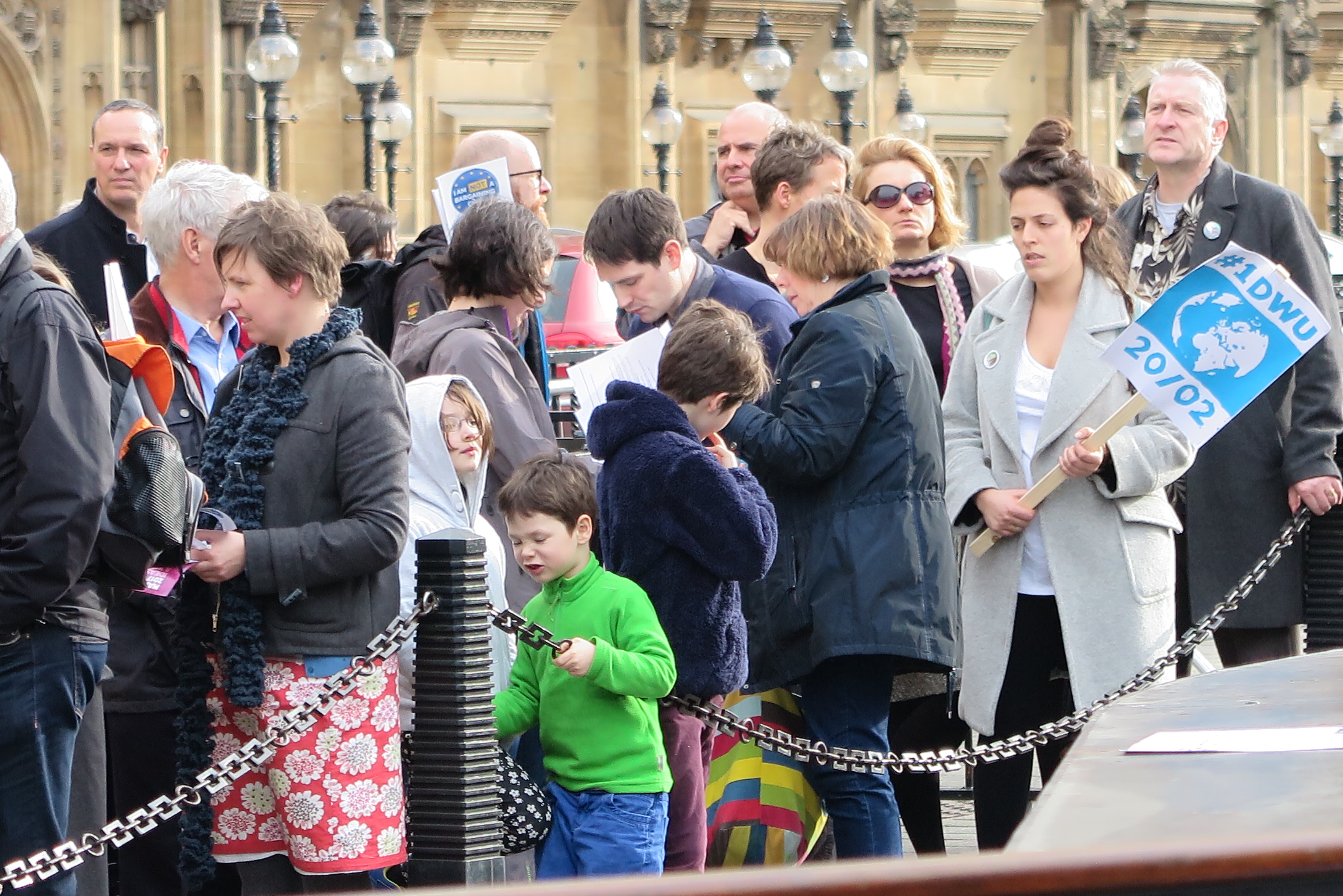 2-eu-buerger-die-beim-parlament-zum-massenlobbying-anstehen