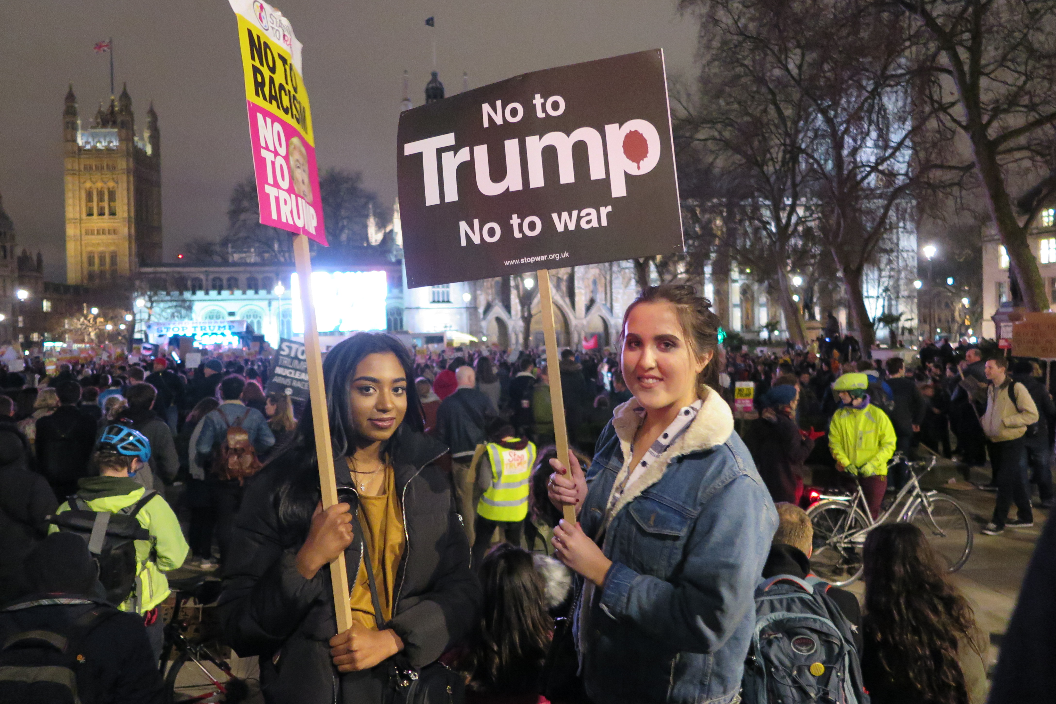 gegen-trump-psychologiestudentinnen-lucille-chetty-l-und-nicole-jennings-beide-20