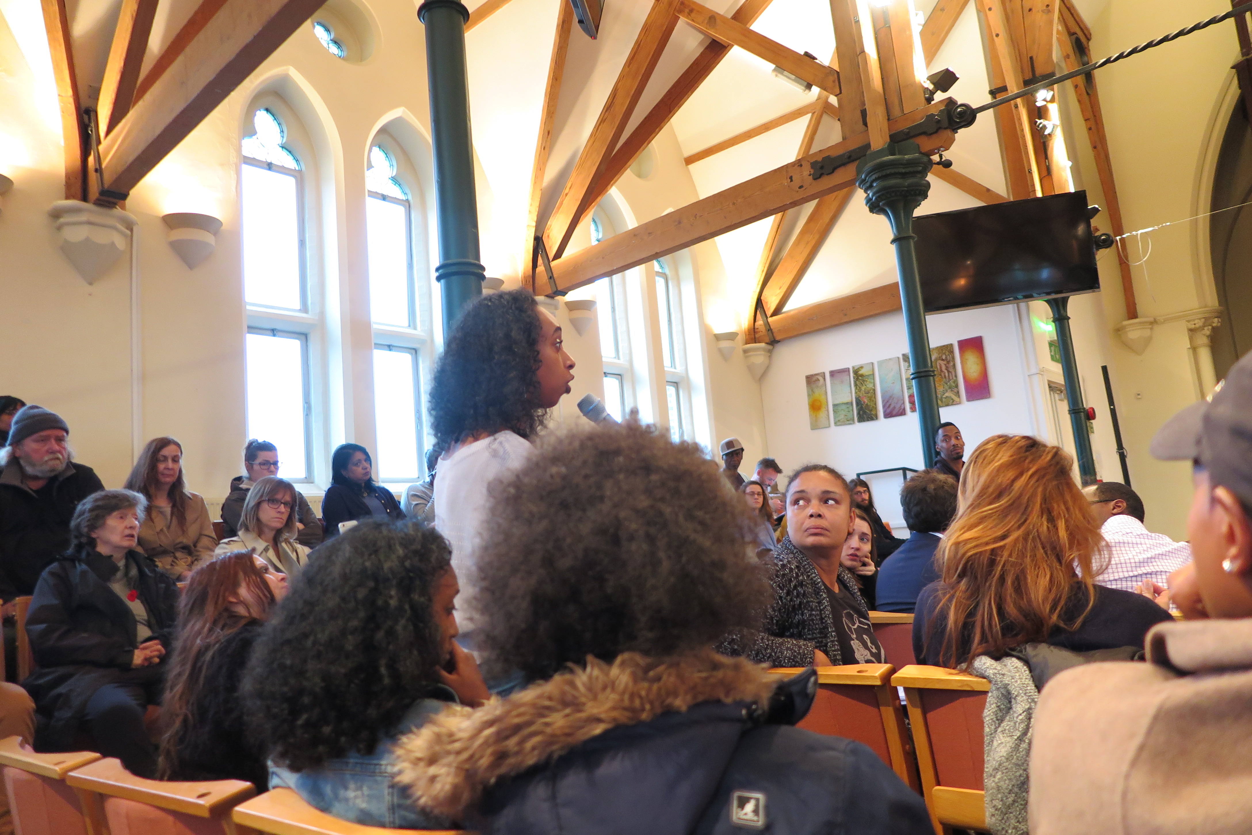 Ihr seit zu bürokratisch zu uns überlebenden Jugendlichen, sagt dieses Mädchen den Vertretern der Stadt und Notdienste.JPG