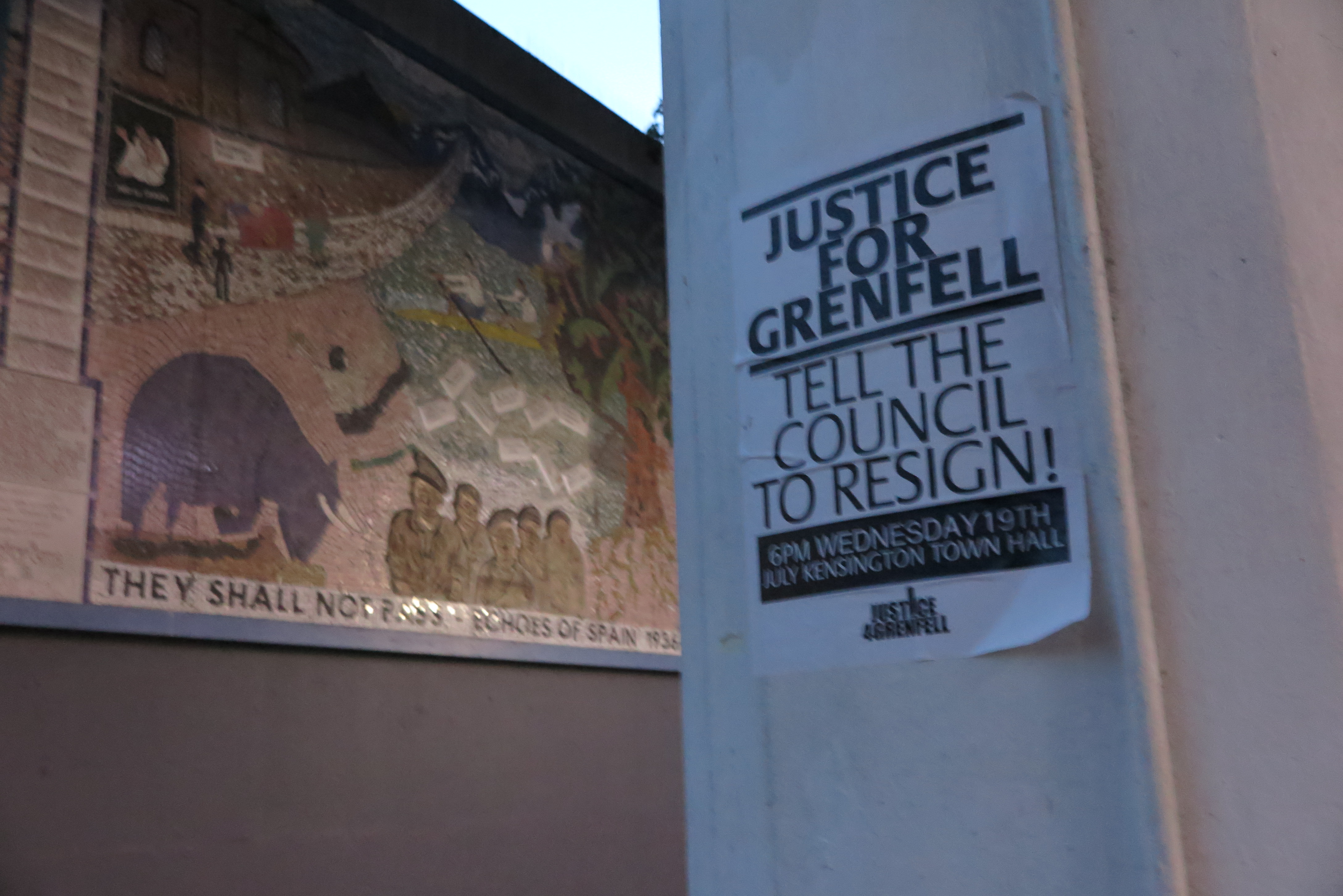 Justice for Grenfell vor einem Mosaik zur Erinnerung an die Opfer Frankos