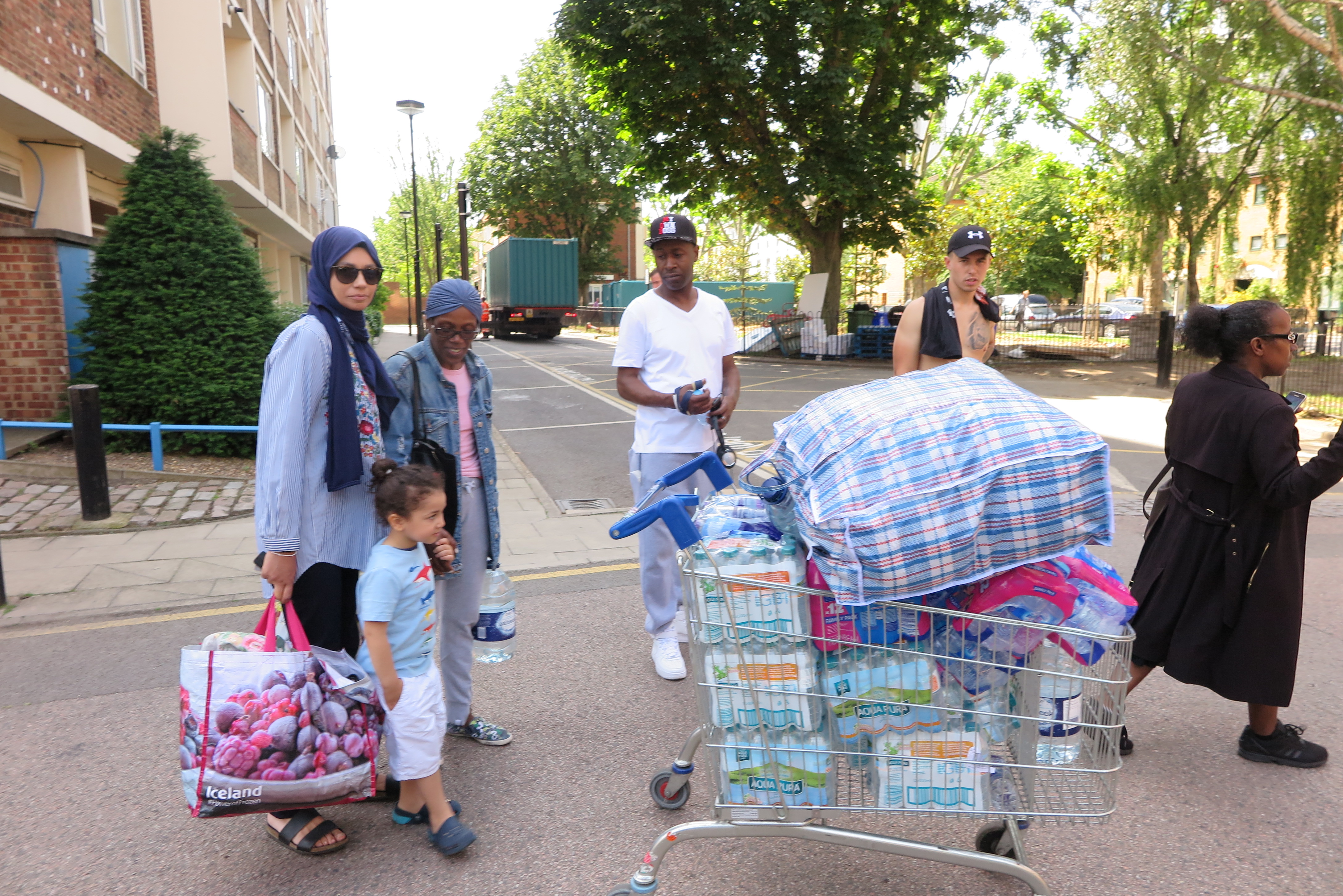 links Sarah Abdullah, 39 mit Tochter und Dermot zweiter von Rec hts kamen um Hilfe zu bringen, sie haben Wasser und Kleidung.JPG