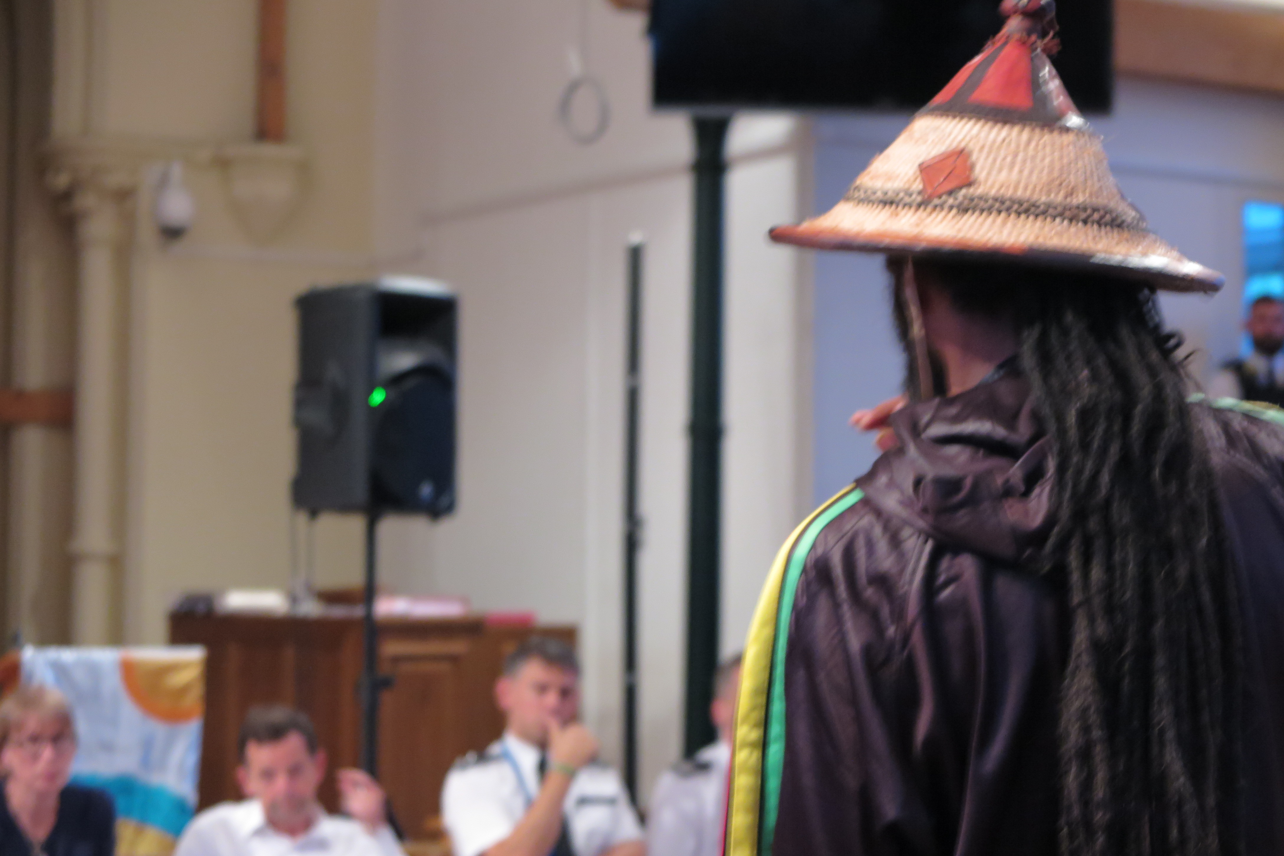 Niles Hailstones, von der Lobbygruppe Westway22 konfrontiert die Vertreter der Stadtbehörde und die Polizei mit Fragen und Anschuldigungen. Woglfahr ist nicht Gerechtigkeit sagt er (1) Ort Methodist Kirche.JPG