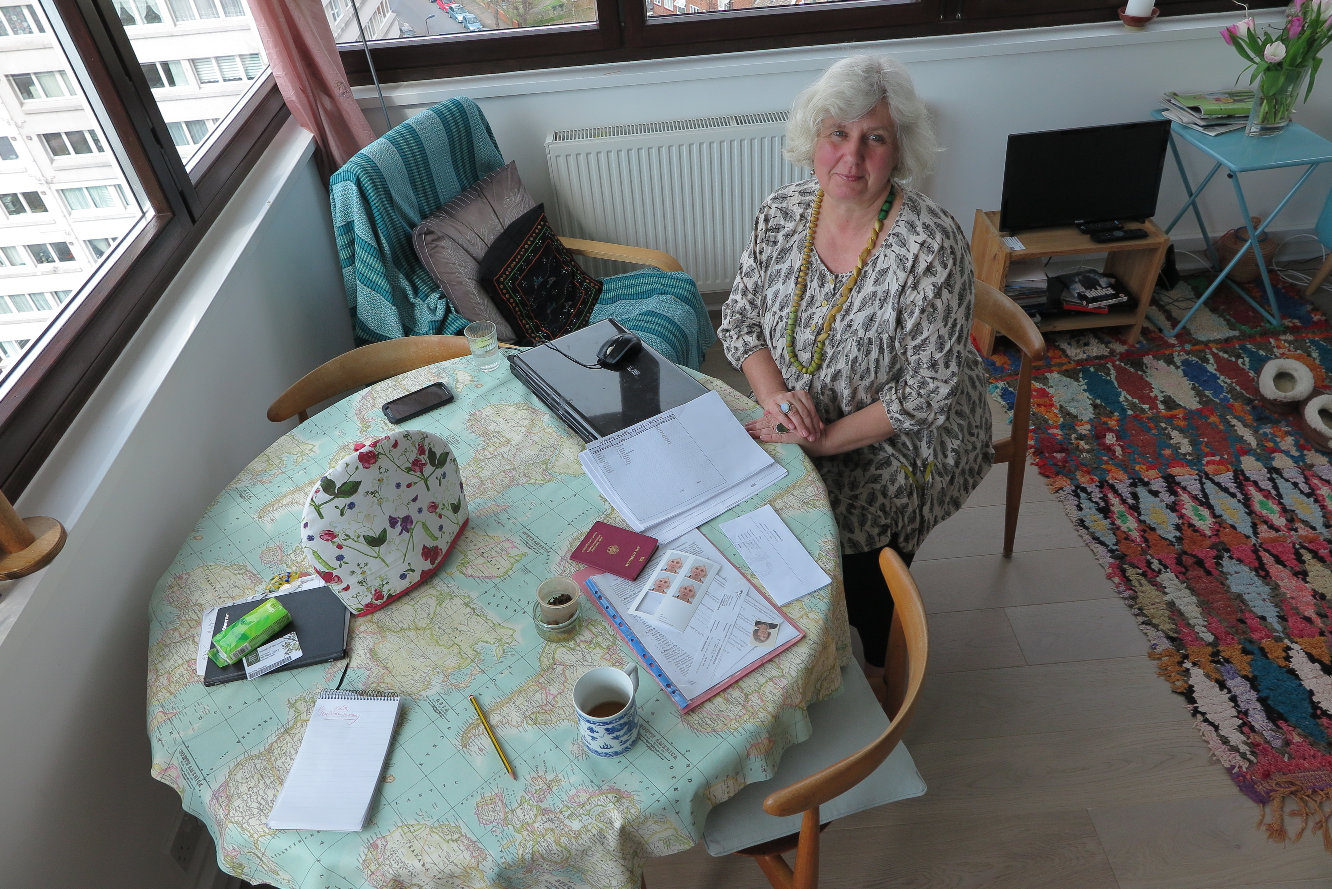 Elke am Wohnzimmertisch zu Hause