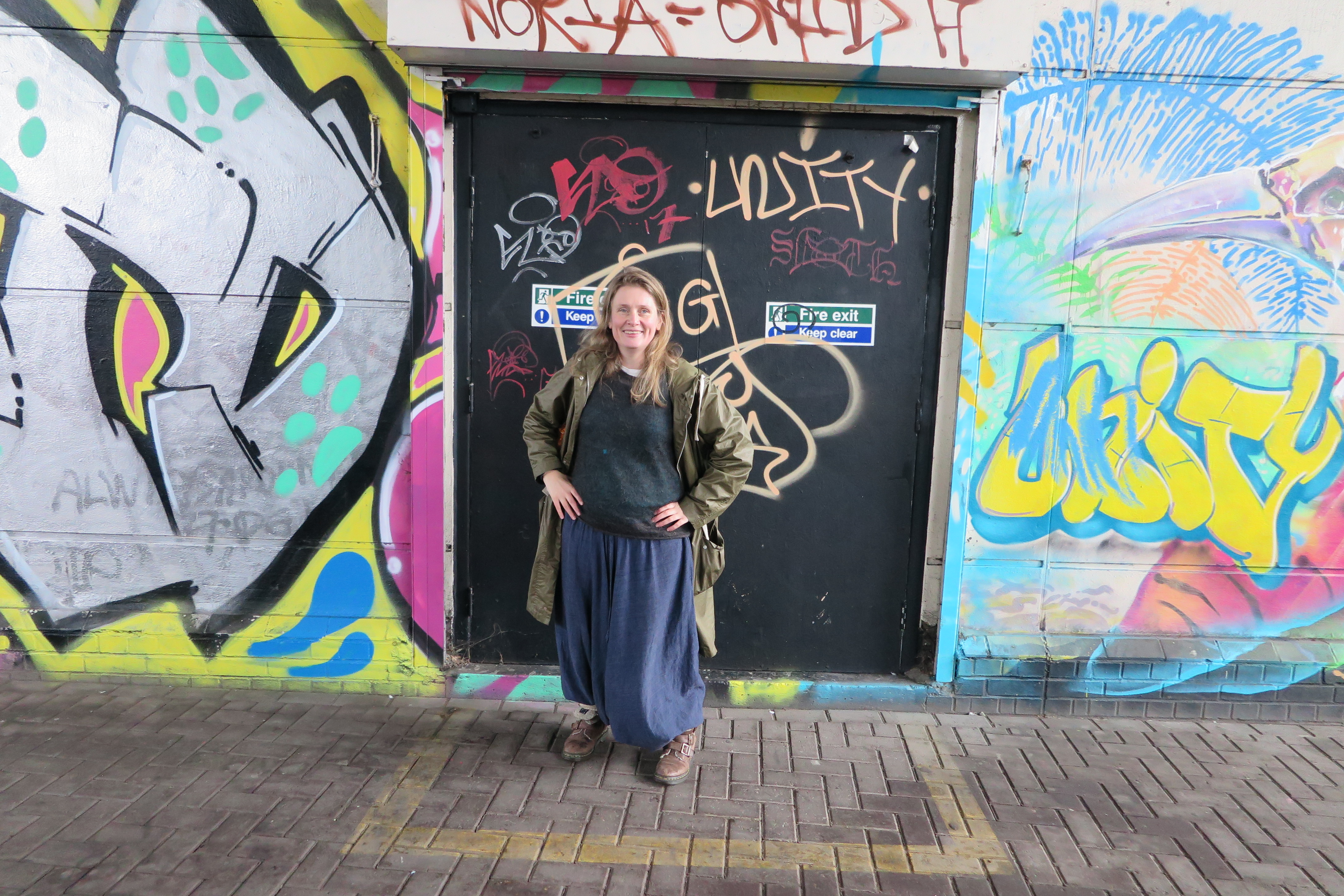 Eve Wedderburn vor dem Eingang der City