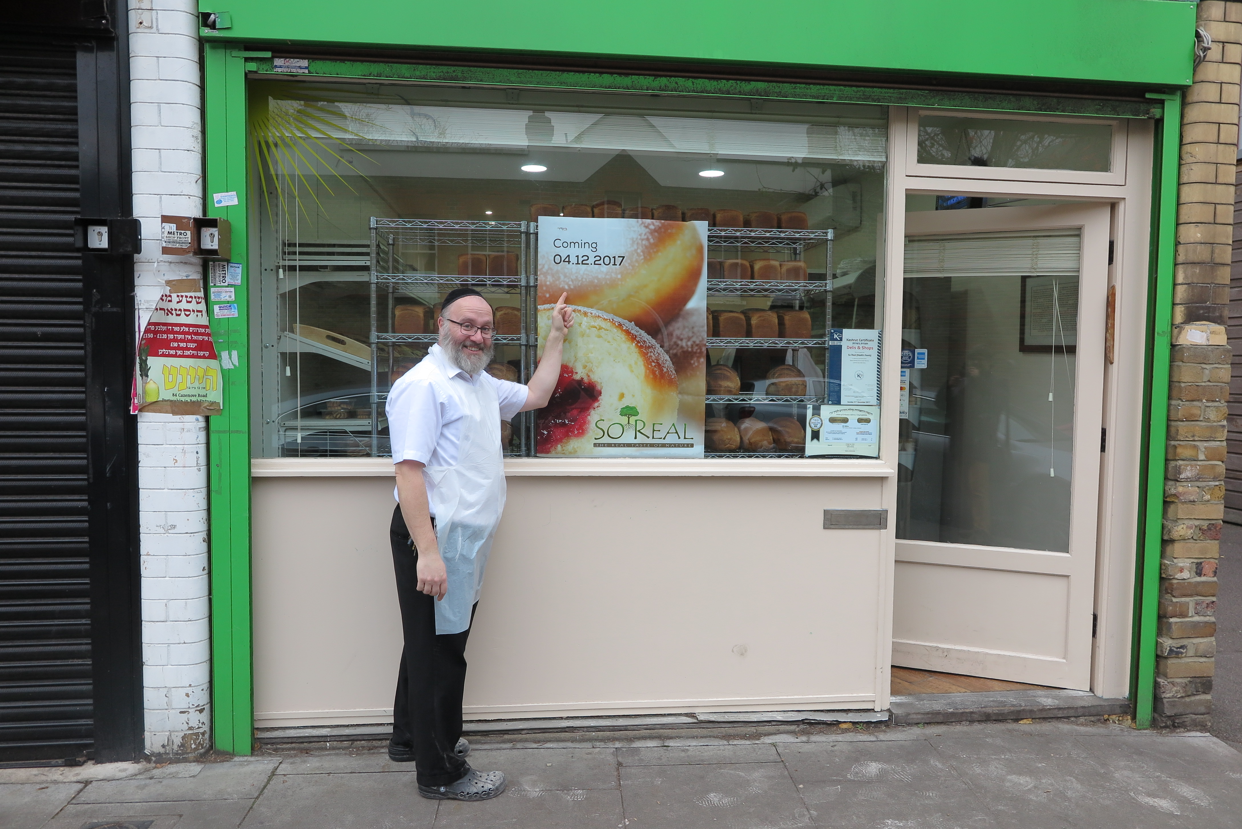 Sruli Ginsberg vor seiner Baeckerei So Real in STamford Hill Lon don