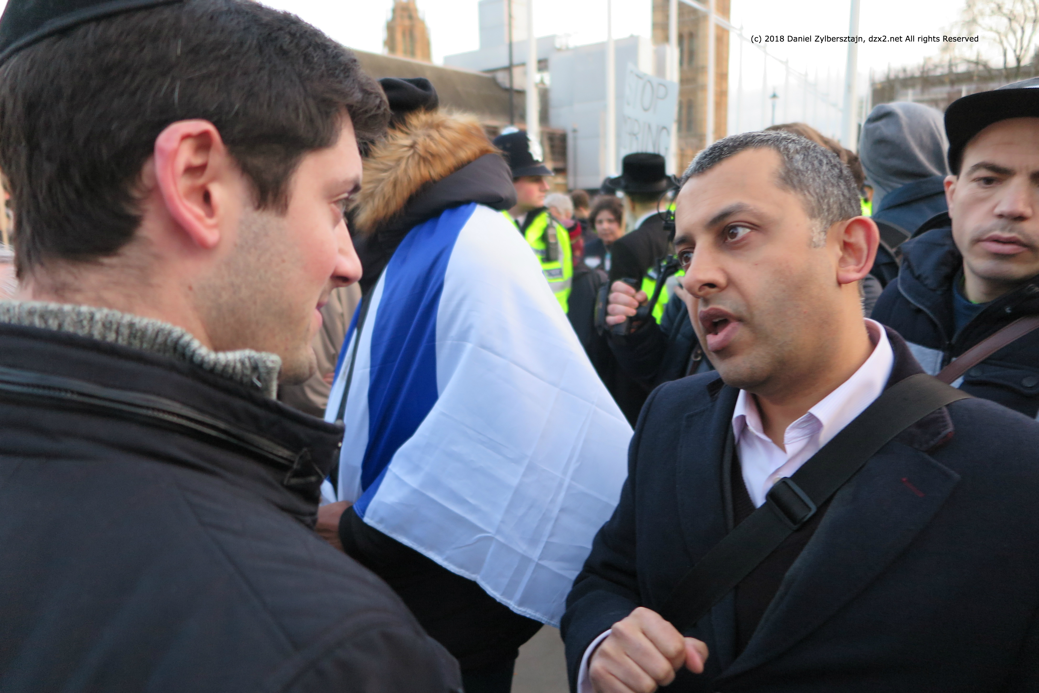 Austausch der Arugumente am Rand Der eine sagt Ken Livingstone ist ein Antisemit der andere Livingstone styte sich sehr für orthdoxe Juden in Stamford Hill ein IMG_0432