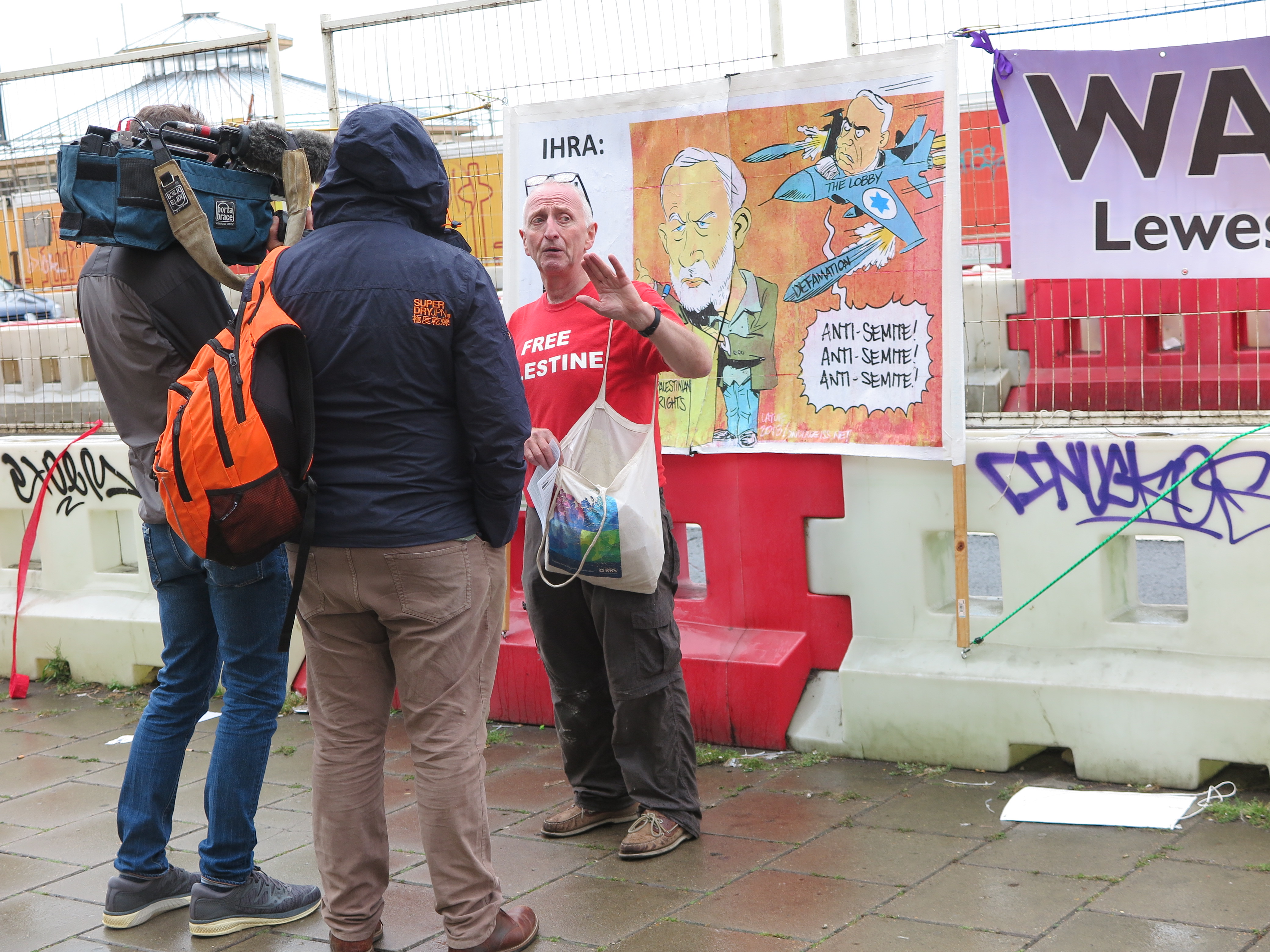 Antisemitische Karkatur im Hintergrund, und Peter Gregson IMG_4124